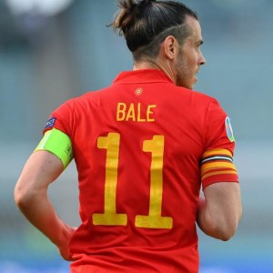 九游电脑版-永远有人18岁！贝尔看着恩博洛 满眼都是曾经自己