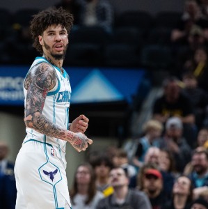 三球出战28分钟 12中4&amp;三分10中3拿到14分7板9助 正负值+24